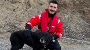 Die neugierige Hündin Sarah wurde von der Feuerwehr aus dem eiskalten Schotterteich gerettet. ...