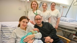 Das Ärzte-, Hebammen- und Pflegeteam freut sich mit den Eltern über den raschen und ...