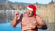 Eisige Freuden empfand dieser Weihnachtsmann im Keutschacher See.