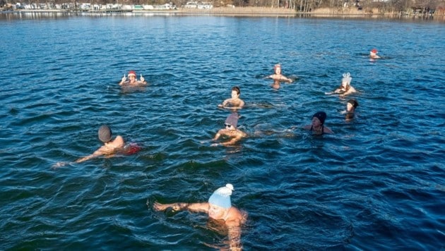 Einige der Neujahrsschwimmer im Keutschacher See praktizieren bereits seit einigen Jahren das Eisschwimmen. (Bild: Arbeiter Dieter/Hermann Sobe)