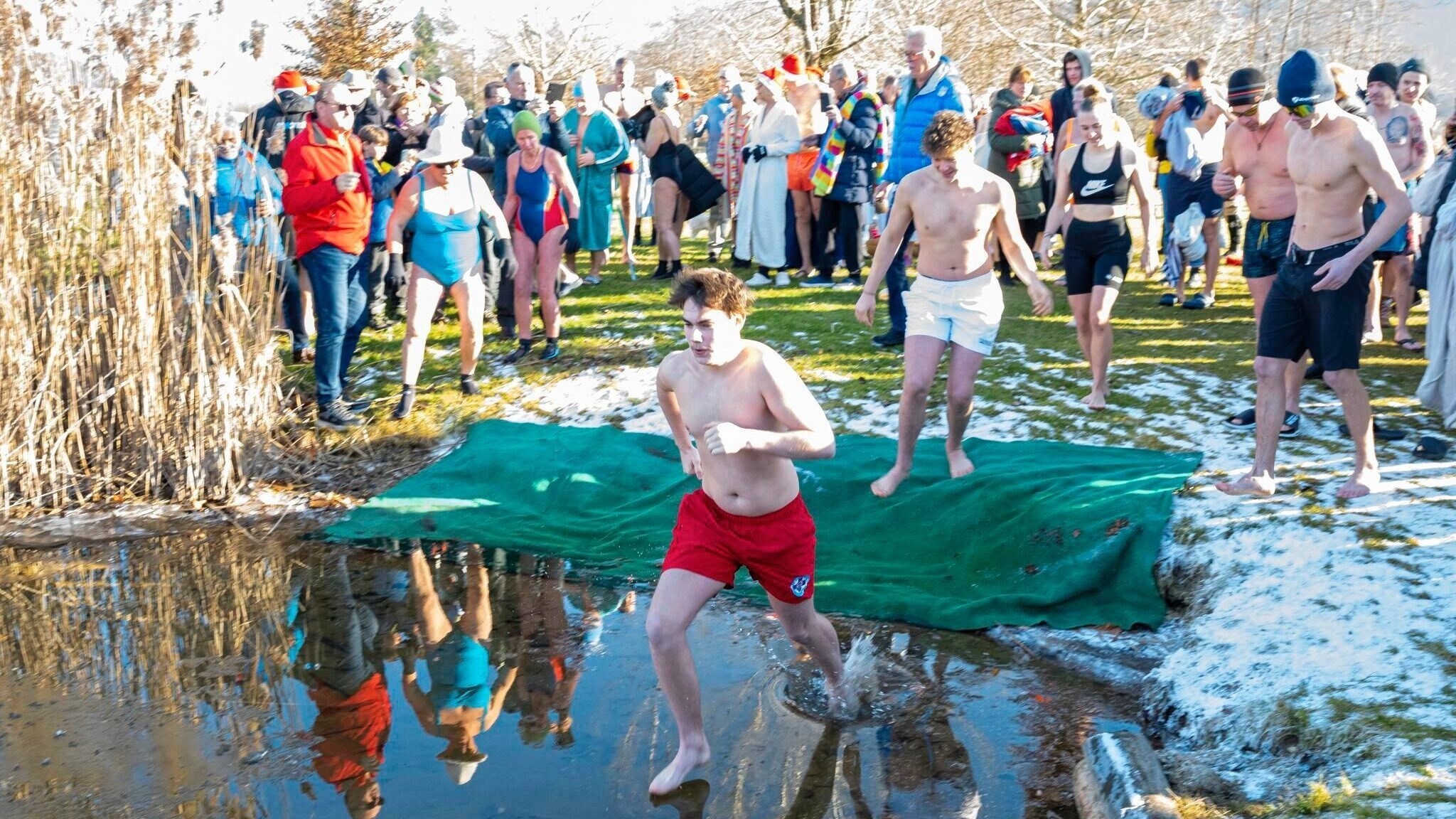 Around 50 participants jumped into Lake Keutschach.