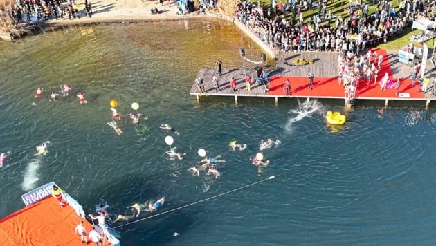 100 Teilnehmer sprangen in Velden in den Wörthersee. Rund 1000 Schaulustige wohnten dem Spektakel bei. (Bild: Sobe Hermann/Hermann Sobe )