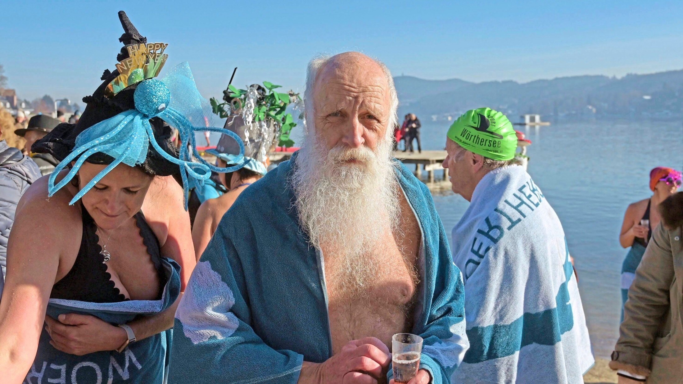 Happy new year! Welcome the first day of the new year on the beach with the perfect headgear!