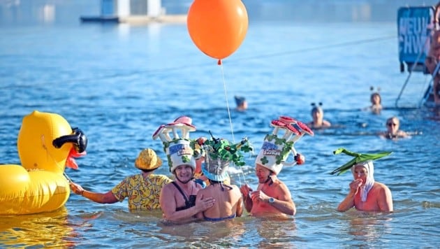 Trotz Kälte kam der Spaß beim Sprung nicht zu kurz. (Bild: Sobe Hermann/Hermann Sobe)