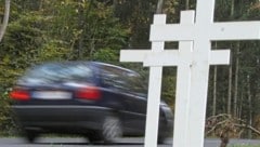 Weiße Kreuze neben der Straße erinnern an die Todesopfer. (Bild: Pail Sepp)