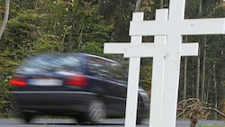 Weiße Kreuze neben der Straße erinnern an die Todesopfer.