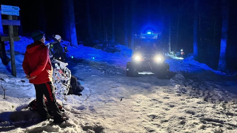 Im Böhmerwald rückte ein Raupenfahrzeug aus, um eine 58-Jährige zu bergen. Sie hatte sich beim Wandern am Knöchel schwer verletzt und konnte nicht mehr weiter. (Bild: Bergrettung Böhmerwald)