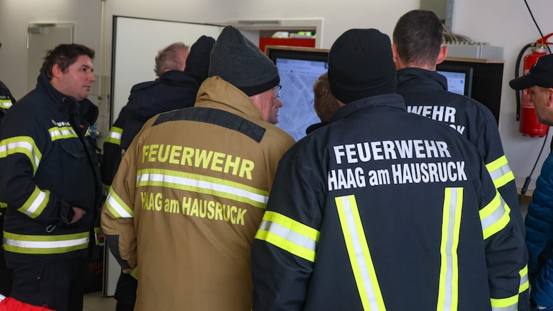 Die Einsatzkräfte teilten in Haag/H. das Suchgebiet ein (Bild: laumat)