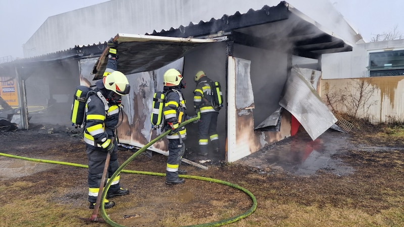 40 Floriani konnten den Brand unter Kontrolle bringen. (Bild: FF Kalsdorf)