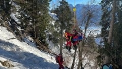 Die Bergrettung barg den Snowboarder mittels Heli und Tau. (Bild: Alpiner Rettungsdienst Gesäuse)