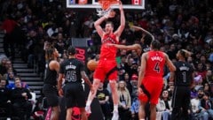 Jakob Pöltl (Mitte) nach einem erfolgreichen Dunk (Bild: 2025 Getty Images)