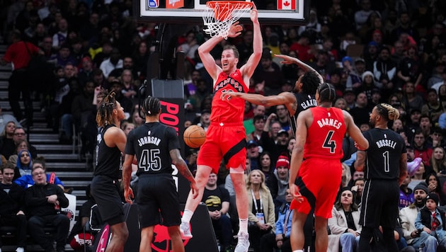 Jakob Pöltl (Mitte) nach einem erfolgreichen Dunk (Bild: 2025 Getty Images)