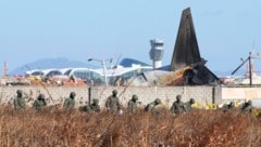 Das Flugzeug raste mit hoher Geschwindigkeit auf die Mauer und zerschellte – hätte es ohne dieses Hindernis weniger oder sogar keine Tote gegeben? (Bild: APA/Associated Press)