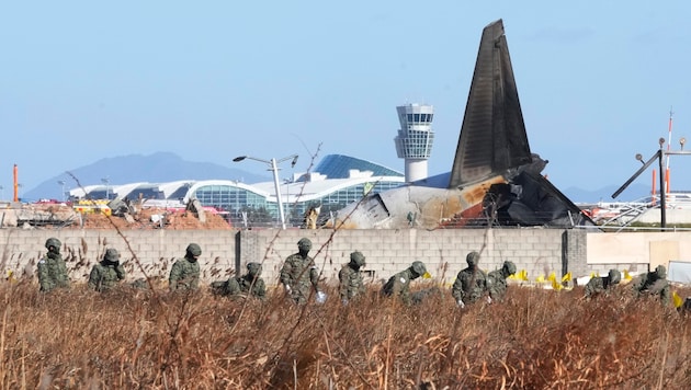 Das Flugzeug raste mit hoher Geschwindigkeit auf die Mauer und zerschellte – hätte es ohne dieses Hindernis weniger oder sogar keine Tote gegeben? (Bild: APA/Associated Press)