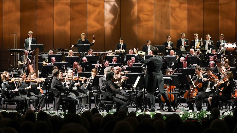 Johannes Braun dirigiert die Grazer Philharmoniker (Bild: Oper Graz/Oliver Wolf)