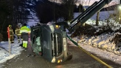 Der Wagen landete auf der Seite. (Bild: zoom.tirol)