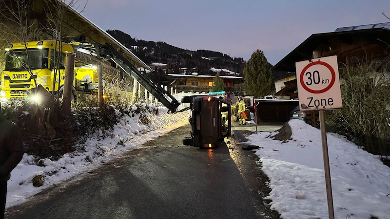 Für die Bergung des Fahrzeugs rückte der ÖAMTC an. (Bild: zoom.tirol)