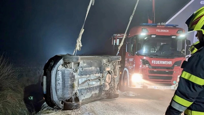 Per Spezial-Kran wurde das Fahrzeug geborgen. (Bild: FF Edelstauden)