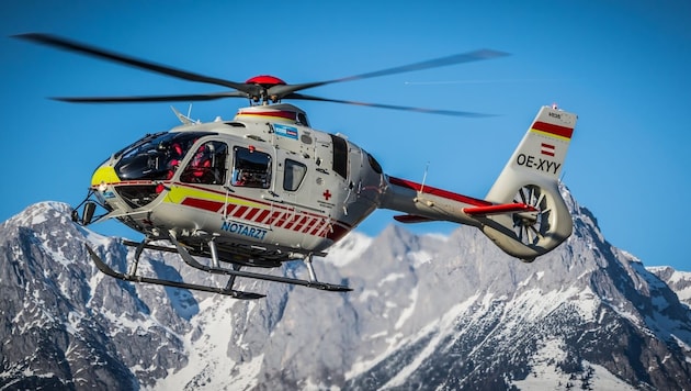 The emergency helicopter picked up the 50-year-old (symbolic image) (Bild: Rotes Kreuz)