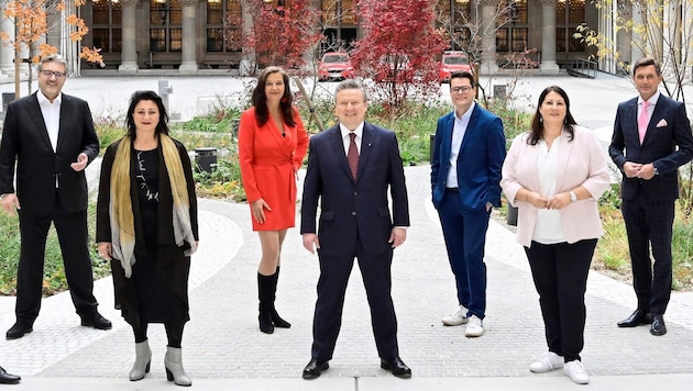 Regierungsriege der SPÖ zu Beginn der Koalition 2020: Bürgermeister Michael Ludwig (Mitte) mit den Stadträten Peter Hacker, Veronika Kaup-Hasler, Ulli Sima, Jürgen Czernohorszky, Kathrin Gaál und Peter Hanke (von links nach rechts). Am Bild fehlt Vize-Bürgermeister Christoph Wiederkehr von den NEOS. (Bild: C.Jobst)