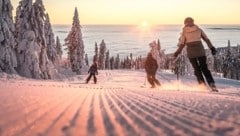 Nicht immer ist es auf den Pisten so idyllisch, oft drängt es sich. Welche Regeln gelten für Wintersportler? (Bild: Oberösterreich Tourismus GmbH/Moritz Ablinger)