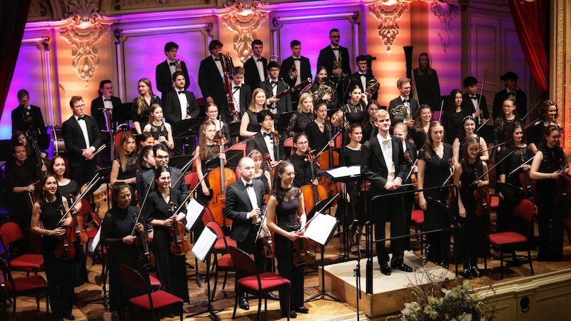 Neujahrskonzert im Palais Linz: Dirigent Matthias Achleitner und die OÖ Philharmonie (Bild: Andreas Mairinger, eventfoto.at)