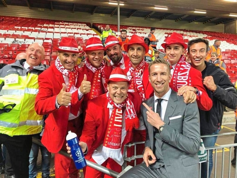 Auch Ex-Teamspieler Marc Janko posierte für ein Erinnerungsfoto mit den Red Hot Austrian Fans. (Bild: Red Hot Austrian Fans)