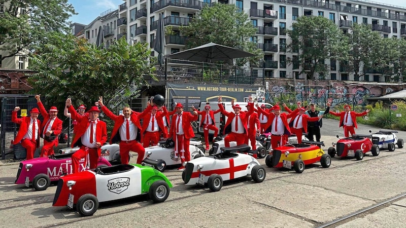 Bei einer Hotrod-Tour in Berlin fielen die Fans aus Österreich mit ihren Anzügen auf. (Bild: Red Hot Austrian Fans)