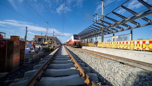 Im völlig neuen, klimafitten Outfit wird sich die Haltestelle in Wolfurt bis zum Jahresende 2026 präsentieren. (Bild: ÖBB)