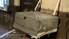 Durch derzeit unbekannte Täter wurden pyrotechnische Gegenstände am Automaten angebracht und ...