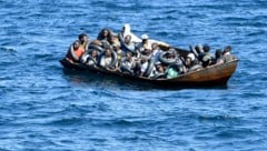 Mit Booten wie diesem (Bild) versuchen immer wieder Menschen am Meerweg von Tunesien  nach Italien zu gelangen. (Bild: AFP/Fethi Belaid)