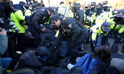 Die Polizei löste Blockade vor dem Amtssitz gewaltsam auf.