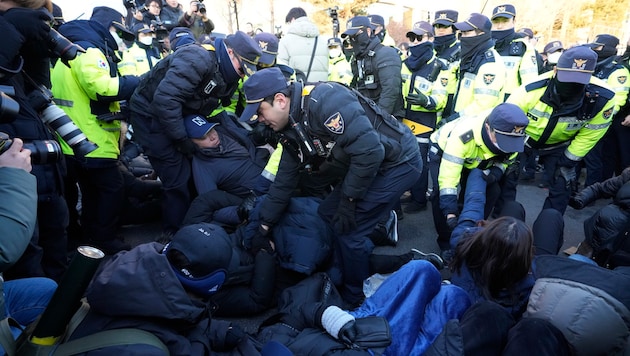 Die Polizei löste Blockade vor dem Amtssitz gewaltsam auf. (Bild: APA/AP/Ahn Young-joon)