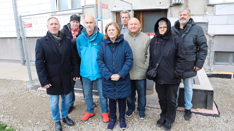 FPÖ-Wohnombudsmann Michael Niegl (li.) unterstützt die Mieter zusammen mit dem Mieterschutzring, der 26 Anträge auf Zinsminderung eingebracht hat, die nicht beantwortet wurden. (Bild: Jöchl Martin)