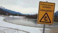 Schilder wie dieses am Innsbrucker Baggersee sollte man unbedingt beachten, warnt Experte Michael Stock. Viele Seen werden von der Behörde beurteilt und dann offiziell freigegeben. (Bild: Birbaumer Christof)