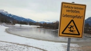 Schilder wie dieses am Innsbrucker Baggersee sollte man unbedingt beachten, warnt Experte Michael Stock. Viele Seen werden von der Behörde beurteilt und dann offiziell freigegeben. (Bild: Birbaumer Christof)