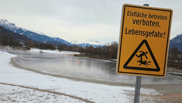 Schilder wie dieses am Innsbrucker Baggersee sollte man unbedingt beachten, warnt Experte Michael Stock. Viele Seen werden von der Behörde beurteilt und dann offiziell freigegeben. (Bild: Birbaumer Christof)