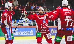 KAC-Stürmer Jan Mursak (Mi.) prägte das erste Drittel im dritten Saisonderby.