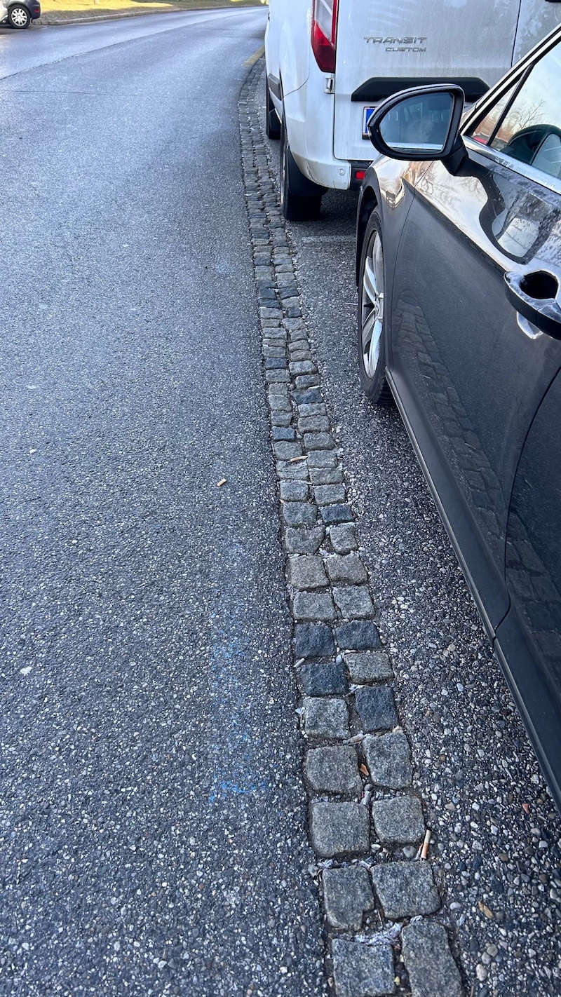 In some parking spaces, the blue line is so faded that it is barely visible. (Bild: Doris SEEBACHER)