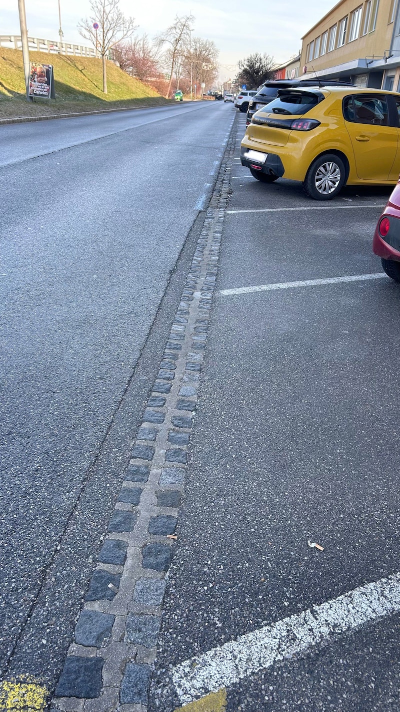 Others, on the other hand, are only outlined in white and give the impression that this is not a short-term parking zone. (Bild: Doris SEEBACHER)