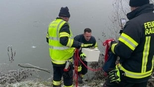 Die Feuerwehr barg den Tresor von der Eisfläche des Stausees. (Bild: FF Rauchwart)