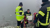 Die Feuerwehr barg den Tresor von der Eisfläche des Stausees.