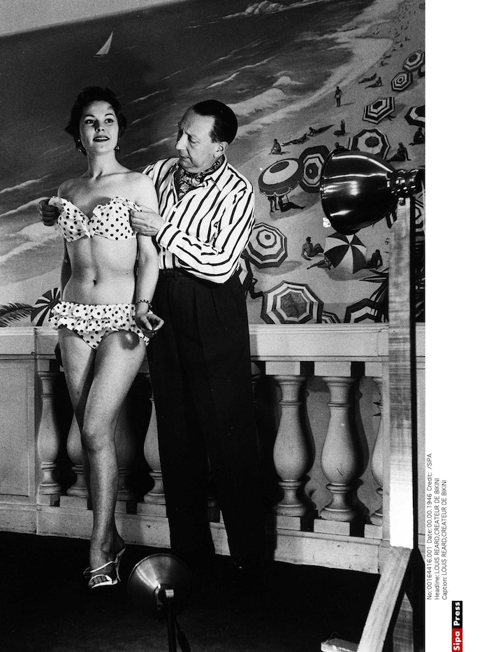Louis Réard mit einem weiteren seiner Bikini-Modelle