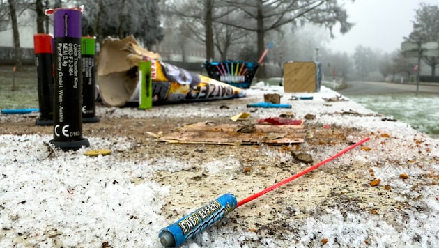 Nach dem Jahreswechsel bleiben Unmengen an Müll zurück (Bild: TEAM FOTOKERSCHI / WERNER KERSCHBAUMMAYR)