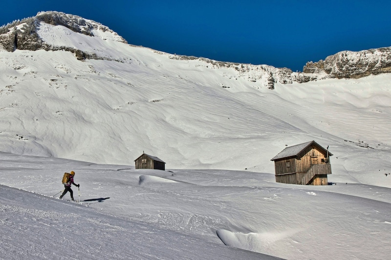 The Bräuningalm is currently in the depths of winter. All the greenery here is hidden under a thick blanket of snow. (Bild: Weges)