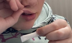 Die kleinen Beutel werden unter die Lippe geschoben.