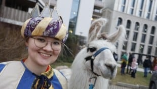  „Königin“ Eva-Maria Stadlbauer mit Lama Figaro in der Rauchenmühlen-Siedlung. (Bild: Tschepp Markus)