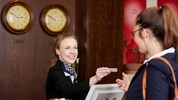 Freundlich wurden dem Pärchen, das sich mit Dutzenden Identitäten in Hotels einmietete, ...