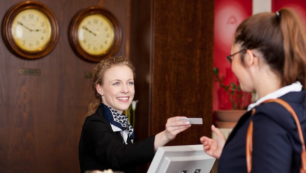 The couple, who used dozens of identities to rent rooms in hotels, were kindly handed keys and access cards. Nobody could have guessed that the two fraudsters would never pay (symbolic image). (Bild: stock.adobe.com/contrastwerkstatt - stock.adobe.com)