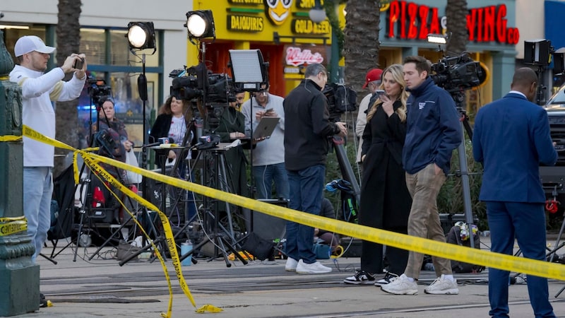 Am Donnerstag liefen noch Ermittlungen vor Ort. (Bild: AP/Matthew Hinton)